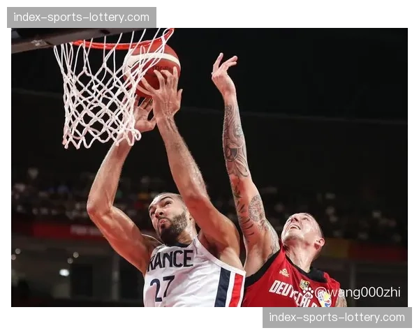 文班亚马在比赛间隙向现场小球迷赠送签名球鞋