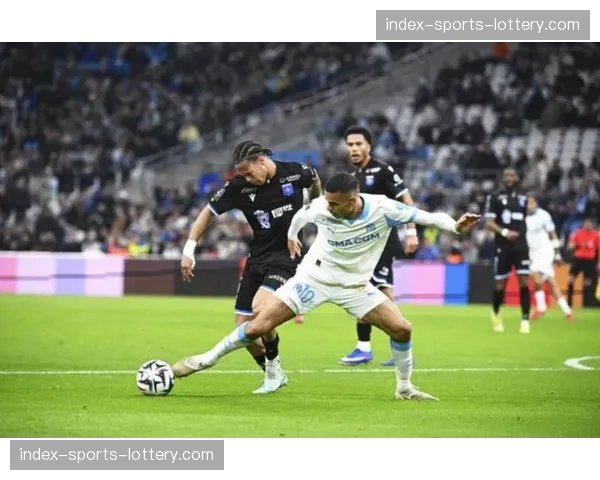 看台视角：马赛主场球迷在球队落后时持续高歌90分钟